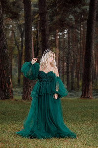 年轻的金发女皇公主走秋天绿色森林神秘古老的中世纪闪亮王冠长夜绿色的礼服神奇幻想秋天绿色的森林神秘长夜的绿衣图片