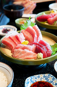 日本新鲜金鱼SashimiToroOtoroMaguroChutoro以日本式的美餐盘为服务图片