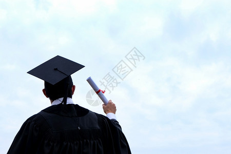 学生祝贺毕业穿着大学毕业礼服的图片