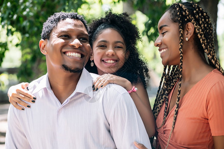 非裔美国人家庭在公园户外玩乐与共度一天图片