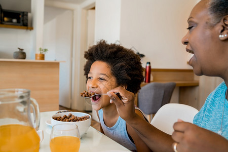 祖母和孙子在家里一起吃早餐的肖像家庭和生活方式概念图片