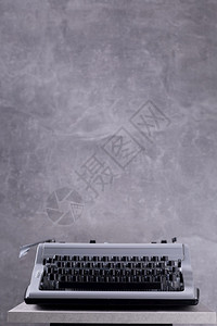 电脑增高架壁背景表面附近的木制顶台板或架编剧复写概念的老式打字机背景