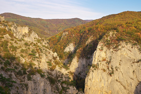 秋天的山观阳光照耀烟雾进入峡谷图片