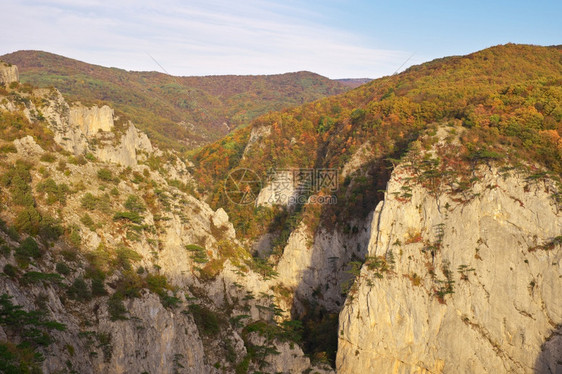 秋天的山观阳光照耀烟雾进入峡谷图片