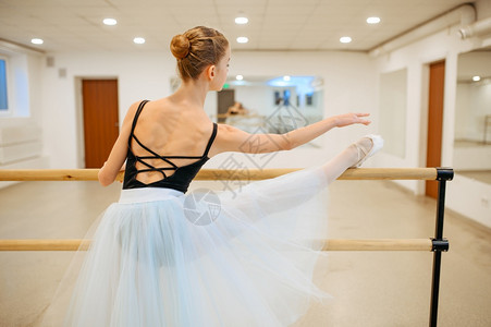 学员在芭蕾舞蹈课上练习优雅的舞蹈图片