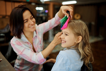 妈和小女孩一起玩发型快乐的童年迷人家庭妈在沙龙里给孩子吹发型图片