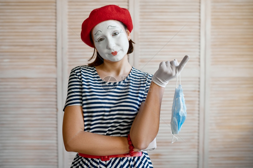 装有医疗面具的女模拟艺术家Pantomimime剧院喜戏正面的情感幽默表现可笑的面部模仿和严酷的面部艺术家图片