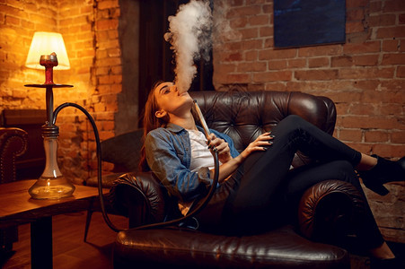 青春女子在hockah酒吧抽烟寒冷Shisha吸烟传统bong文化烟草香味以放松用hooka休息图片
