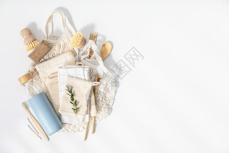 装有棉花袋清洁工具可重复使用的瓶子竹餐具和牙刷的免费塑料套装零废物生态友好概念平铺图片