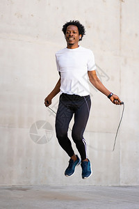 非洲运动员在户外锻炼和跳绳运动健康的生活方式概念图片