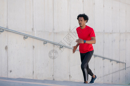 非洲运动员在户外锻炼和跑楼梯运动健康的生活方式概念图片