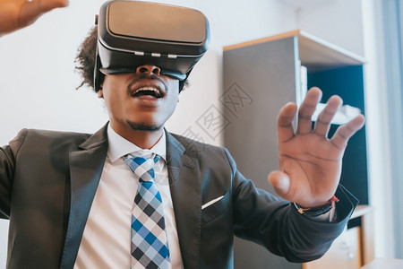 专业商人在现代办公室使用虚拟现实头盔商业和技术概念图片
