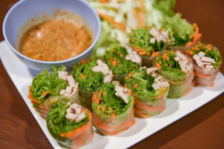 带蔬菜和猪肉的新鲜春卷和自制的花生酱泰国食品图片