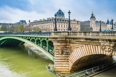 法国巴黎历史中心街道风景图片