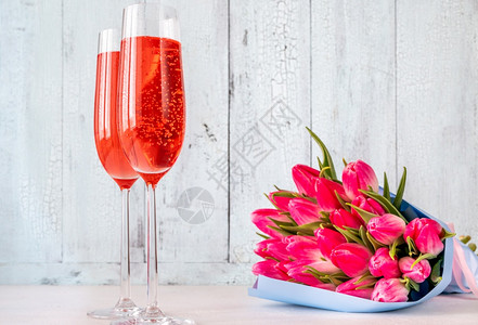 香槟玻璃杯和郁金香花束图片