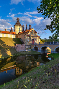 贝洛鲁士镇内斯维日的中世纪城堡白俄罗斯阳光明媚的夏日奈斯维图片