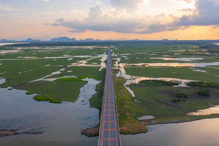 在PhangNgaBay湖泊海洋或泰公园山丘或的河流中以沼泽或环礁湖对公路高速进行空中观察图片