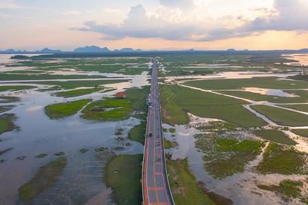 在PhangNgaBay湖泊海洋或泰公园山丘或的河流中以沼泽或环礁湖对公路高速进行空中观察图片