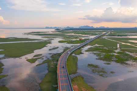 在PhangNgaBay湖泊海洋或泰公园山丘或的河流中以沼泽或环礁湖对公路高速进行空中观察图片