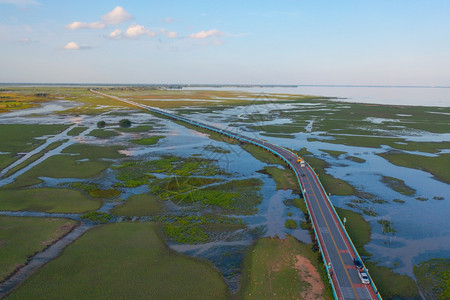 在PhangNgaBay湖泊海洋或泰公园山丘或的河流中以沼泽或环礁湖对公路高速进行空中观察图片