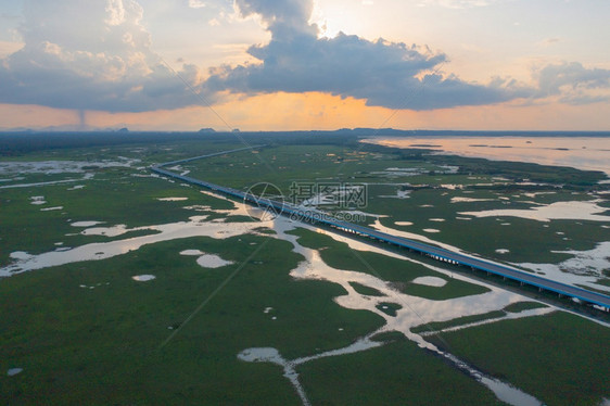 在PhangNgaBay湖泊海洋或泰公园和山丘或的沼泽环礁湖海洋河流的空中观测图片