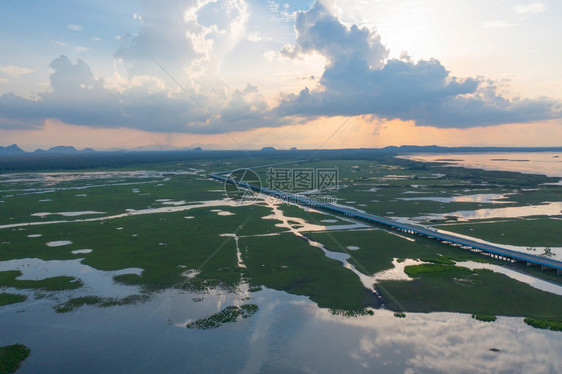 在PhangNgaBay湖泊海洋或泰公园和山丘或的沼泽环礁湖海洋河流的空中观测图片