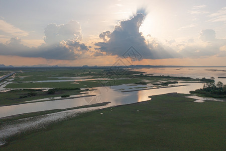 在PhangNgaBay湖泊海洋或泰公园和山丘或的沼泽环礁湖海洋河流的空中观测图片