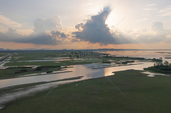 在PhangNgaBay湖泊海洋或泰公园和山丘或的沼泽环礁湖海洋河流的空中观测图片