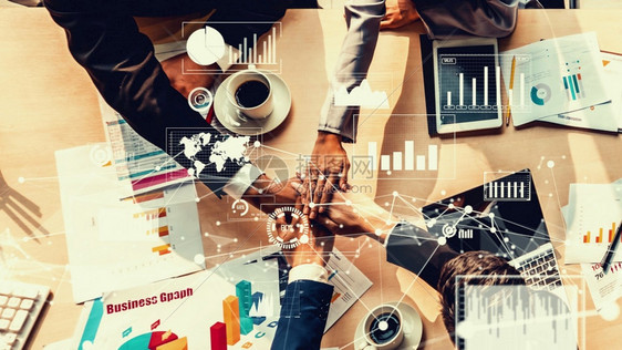 公司工作人员会议中商界人士的创意视觉用于营销数据分析和投资决策的数字技术概念图片