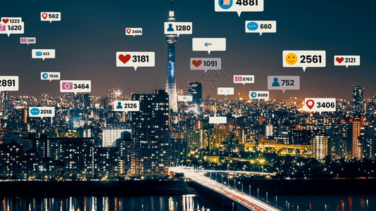 社交媒体图标飞过市区通社交网络应用平台显示民众参与关系在线社区和会媒体营销战略的概念社交媒体图标飞过市区显示民众参与关系图片