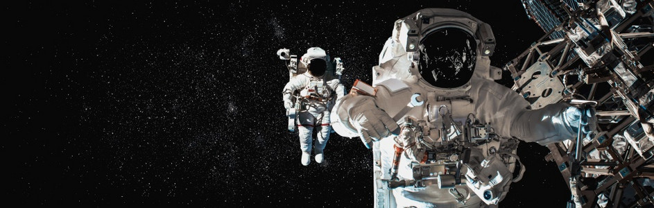 宇航员在为外层空间站工作时从事空间行走宇航员在空间运行时穿戴完整的太空服由美国航天局空间宇员照片提供的这一图像元素宇航员在空间站图片