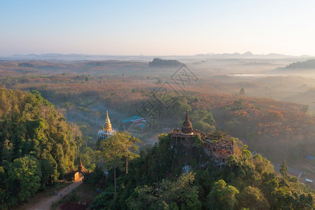 在泰国苏拉特萨尼ChoaNaNai塔LuangDharma寺园和绿山林公的空中景象泰国苏拉特萨尼泰国佛教寺庙旅游景点图片