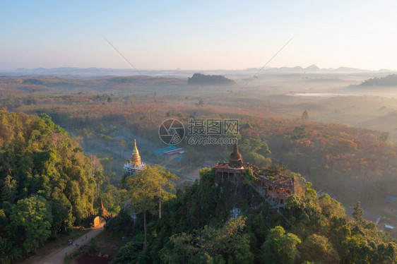 在泰国苏拉特萨尼ChoaNaNai塔LuangDharma寺园和绿山林公的空中景象泰国苏拉特萨尼泰国佛教寺庙旅游景点图片