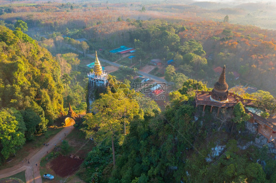 在泰国苏拉特萨尼ChoaNaNai塔LuangDharma寺园和绿山林公的空中景象泰国苏拉特萨尼泰国佛教寺庙旅游景点图片