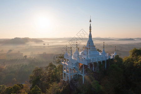 在泰国苏拉特萨尼ChoaNaNai塔LuangDharma寺园和绿山林公的空中景象泰国苏拉特萨尼泰国佛教寺庙旅游景点图片