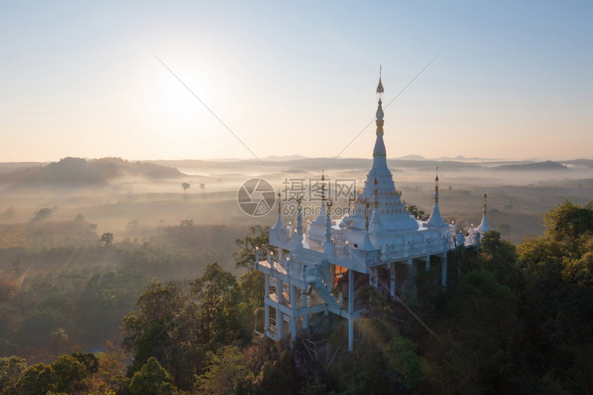 在泰国苏拉特萨尼ChoaNaNai塔LuangDharma寺园和绿山林公的空中景象泰国苏拉特萨尼泰国佛教寺庙旅游景点图片