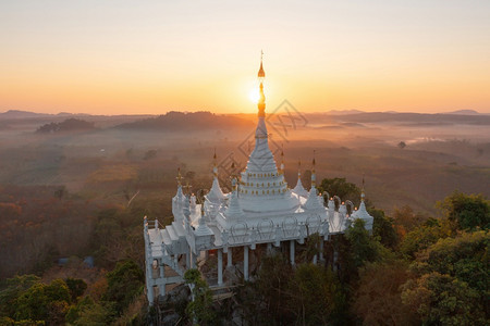 在泰国苏拉特萨尼ChoaNaNai塔LuangDharma寺园和绿山林公的空中景象泰国苏拉特萨尼泰国佛教寺庙旅游景点图片