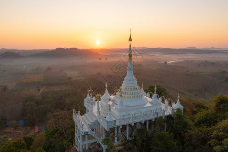 在泰国苏拉特萨尼ChoaNaNai塔LuangDharma寺园和绿山林公的空中景象泰国苏拉特萨尼泰国佛教寺庙旅游景点图片