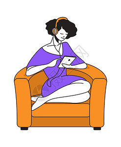 带耳机的妇女有卡通年轻女听音乐或播客的卡通年轻女带着笔记本电脑和耳机坐在扶手椅上的孤立可爱人物穿着膝上型电脑和耳机坐在扶手椅上享图片