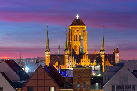 波兰格丹斯克老城日落时圣玛丽教堂的空中观察波兰格丹斯克圣玛丽教堂图片