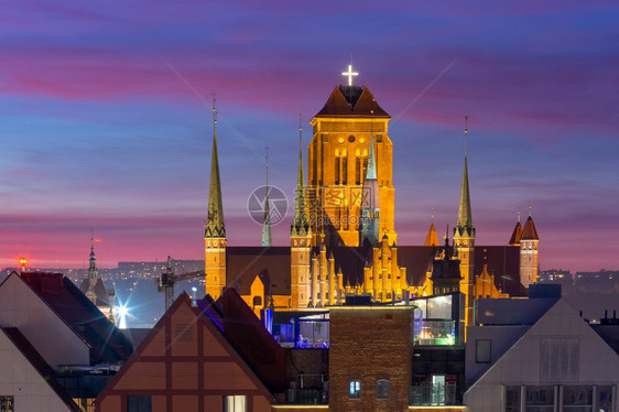 波兰格丹斯克老城日落时圣玛丽教堂的空中观察波兰格丹斯克圣玛丽教堂图片