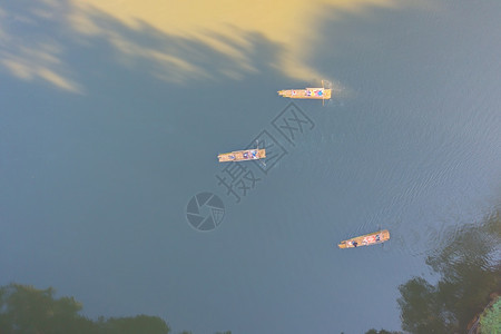在泰公园的一条木筏皮艇或河上游搭乘旅者的空中顶层景象人们的生活方式探险动图片