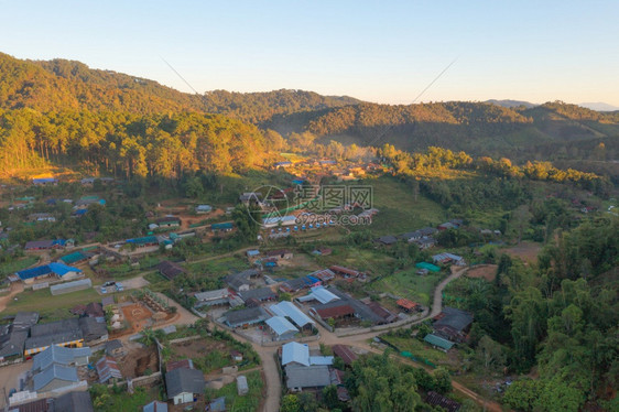 泰国梅洪山中旅馆度假胜地BanRakThai村的空中景象图片