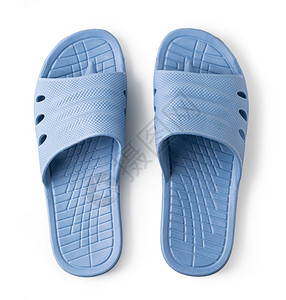 在白色背景上隔离的蓝色橡胶拖鞋白色背景上的蓝橡胶拖鞋图片