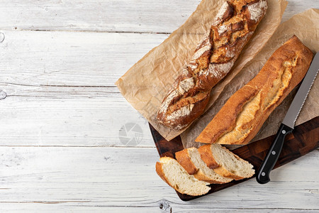 将面包放在木制桌上图片