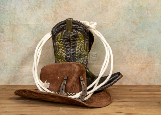 古老历史背景的典牛仔靴帽和套索图片