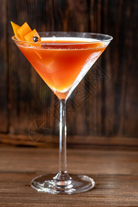 玛蒂尼酒杯中的鸡尾装满橙色皮图片