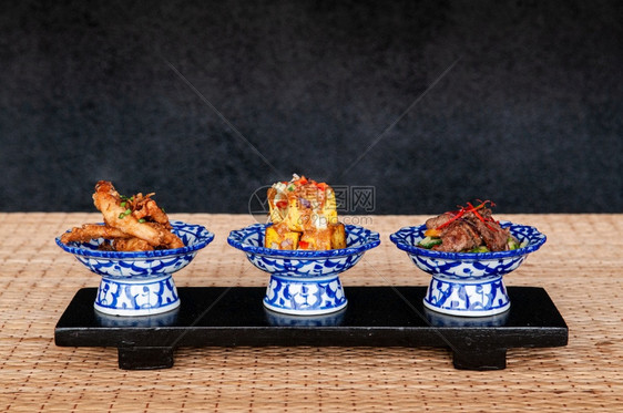 深底陶瓷碗中的泰国炒零食豆猪肉图片