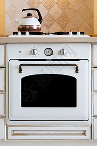 现代厨房的水壶和煤气锅炉图片
