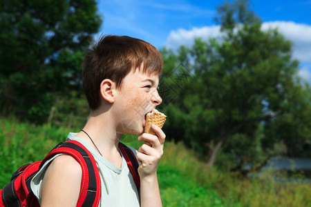 男孩在夏日吃冰淇淋图片